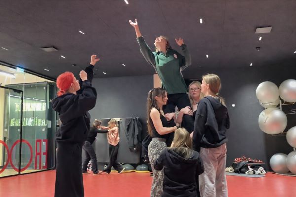 Noorte teatriprojekti „Pinges“ proov, kus osalejad loovad füüsilist skulptuuri